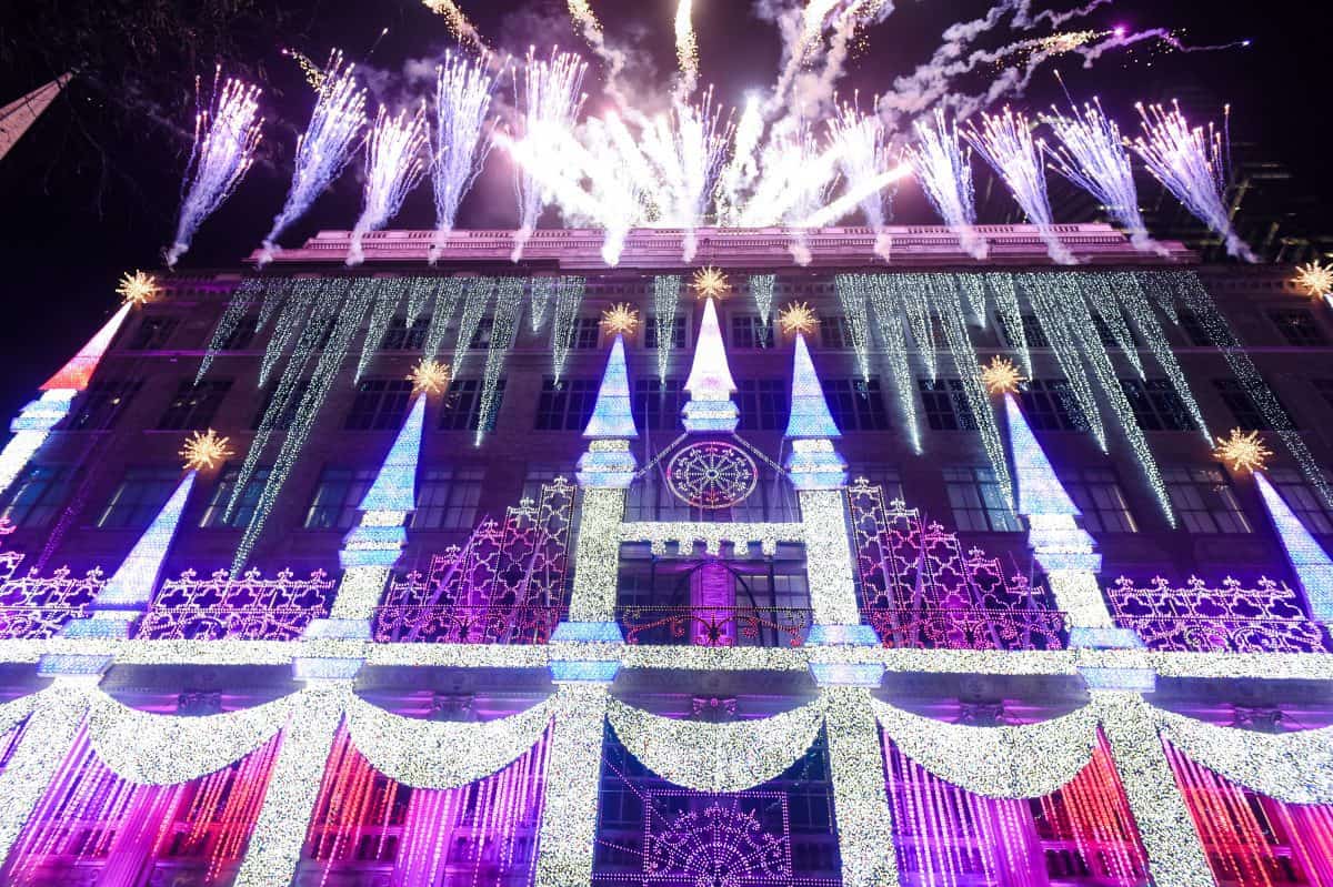 Saks Fifth Avenue and Disney unveil “Once Upon a Holiday” : 2017 Holiday Windows and Light Show
